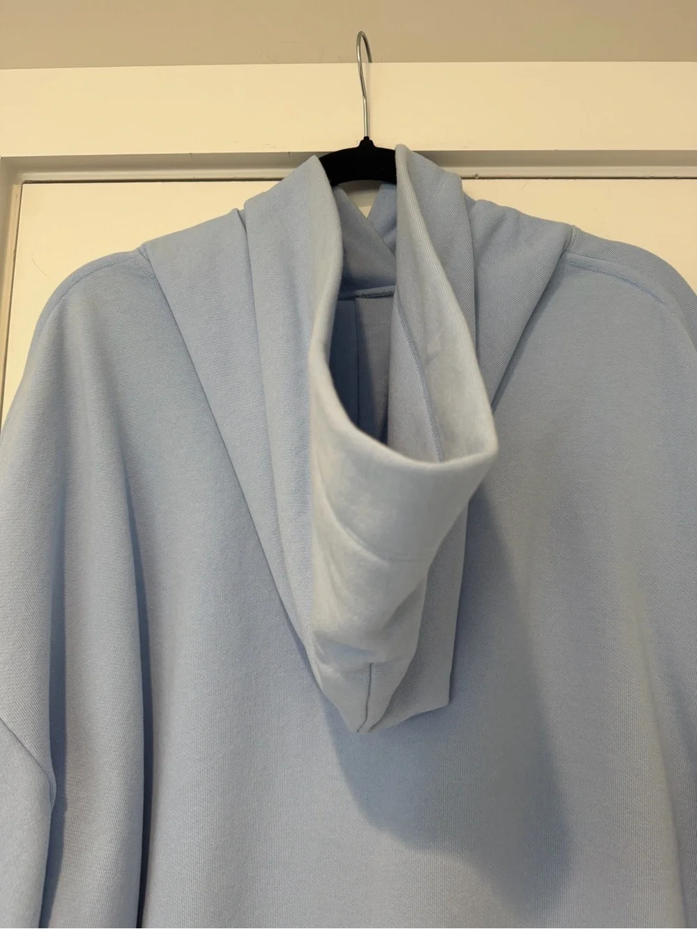 Auth.✅ RARE ALO Yoga “Bae” Crop Hoodie in “Seashell Blue” Size Large🐚💙